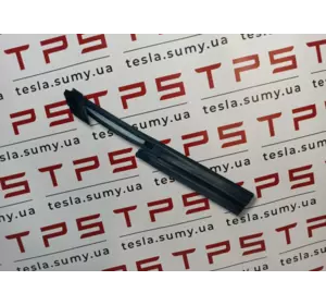 Ущільнювач форточки двері передньої правої новий Tesla Model S, 6009607-99-C