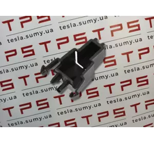 Кліпса кріплення переднього багажника (корита) до крила Tesla Model 3, 1131205-00-C (113120500C)