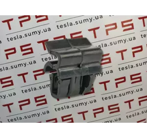 Кліпса (фіксатор) переднього багажника (корита) до крила Tesla Model 3, 1106961-00-C (110696100C)