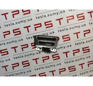 Вивод повітропроводу (торпедо) правий б/в Tesla Model S, 6007629-00-С