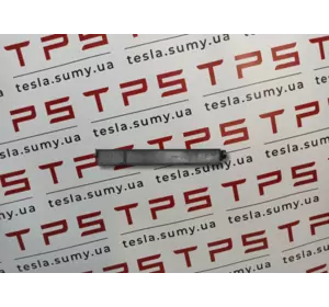 Заслінка люверса права оригінал б/в Tesla Model 3, 1098096-00-C