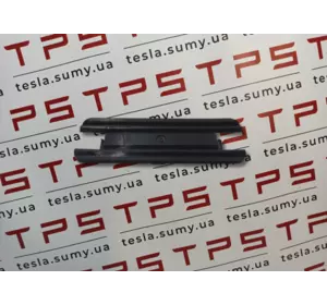Заглушка пластикова кришки багажника (ляди) оригінал Tesla Model S Restyling, 1061808-00-B