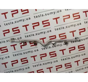 Накладка V-про. (логотип) переднього бампера хром (пташка) Tesla Model S Restyling, 1065233-00-D (106523300D)