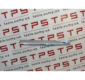 Накладка люверса нижня права хром оригінал б/в Tesla Model S, 6009385-00-C