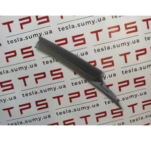 Накладка (ущільнювач капота) під капот біля петлі (рестайлінг) права RH Tesla Model 3, 1504934-00-A (150493400A)