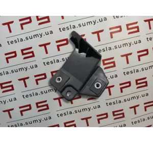 Кронштейн центральний переднього бампера правий RH Tesla Model S Restyling, 1061332-00-B (106133200B)
