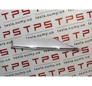 Накладка люверса верхня права хром Tesla Model S Restyling, 1056380-00-C (105638000C)