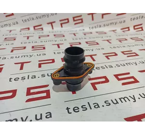 Перехідник патрубка (штуцер) системи охолодження основної батареї Tesla Model 3, 1505074-00-A (150507400A)