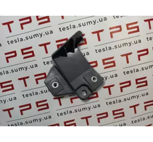 Кронштейн центральний переднього бампера лівий LH Tesla Model S Restyling, 1061331-00-B (106133100B)